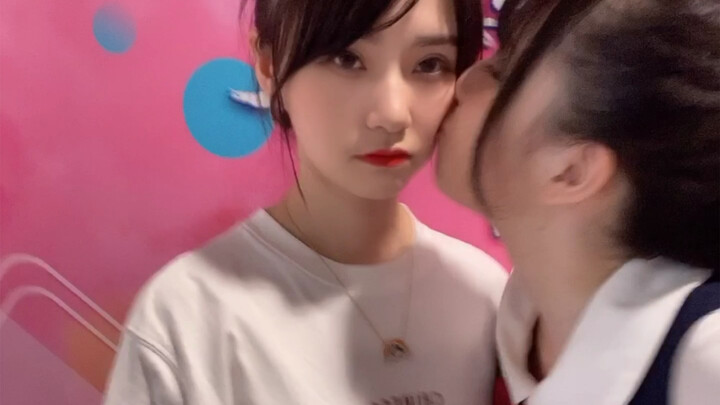 I went up and gave my friends a big kiss (I got hit, wuwuwu)