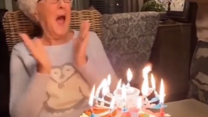 Khi nến hoa sen Trung Quốc được mang ra nước ngoài... mình chỉ thích xem mấy người nước ngoài chưa t