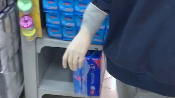 Kenakan masker dan sarung tangan untuk pergi ke supermarket