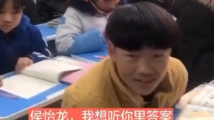 Siswa yang begitu hebat seharusnya duduk di barisan paling belakang.