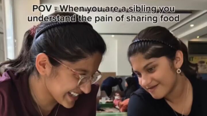 兄弟姐妹怎么分食物？😂 How to Share Food With a Sibling! #双胞胎 #SiblingLove #twins #sisters #foodcoma #ugggg