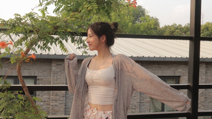 Menemukan sebuah kedai kopi yang luar biasa, plus ada kucing-kucing kecil yang lucu, lalu aku pun mu