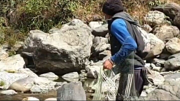 cast net fishing in Nepal | himalayan trout fishing with handmade castnet |
