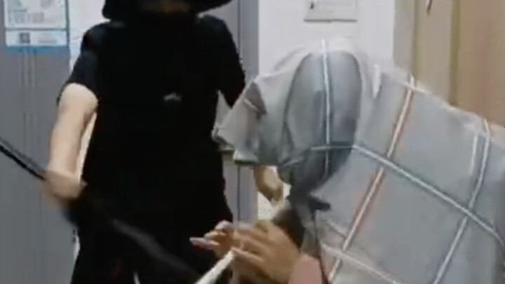 An Indian student was playing with a snake in the dormitory, but fortunately a Japanese student came
