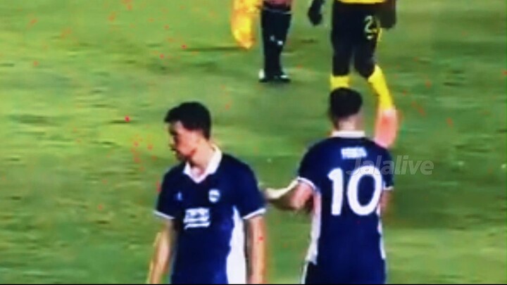 Thom haye melengos cuek saat peralta mau ngajak salaman!  thom haye menyesal gabung persib?