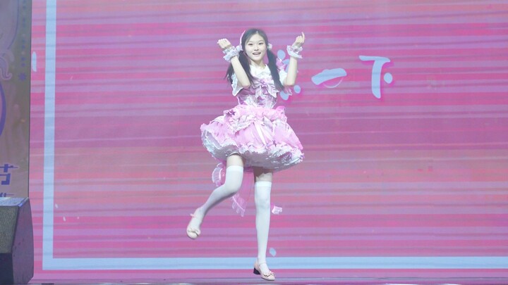 A 15-year-old underground idol who boldly attends cosplay conventions without stretching her legs