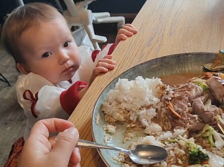 追着喂饭都是大人的错！都是你们惯坏了孩子！