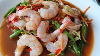 ส้มตำกุ้งสะดุ้งพริกครึ่งครกแซ่บเวอร์ Spicy Cucumbers Salad with Raw Shrimps