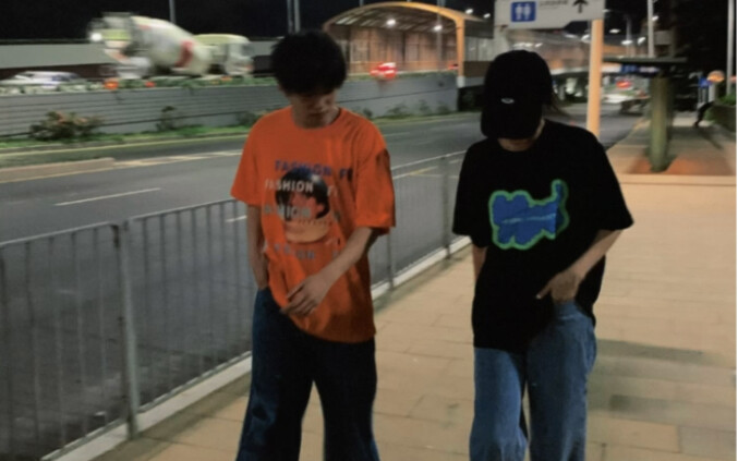 教我弟拍照的时候让我想起了小时候教他做作业的样子