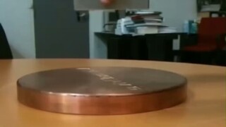 كيف يؤدي كبح التيار الدوامي إلى إبطاء الجسم المتحرك؟