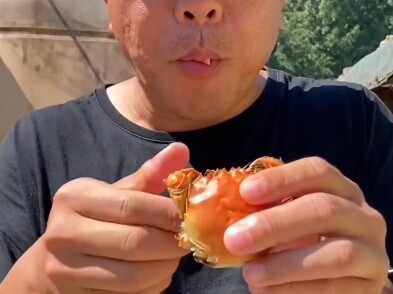 Who can eat crabs as fast as him?