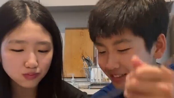 Chinese and Korean family siblings play witch's poison｜Cantonese + English + Korean version