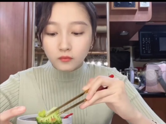 No wonder celebrities are so slim—they’re satisfied with just this little bit! Even Guan Xiaotong lo