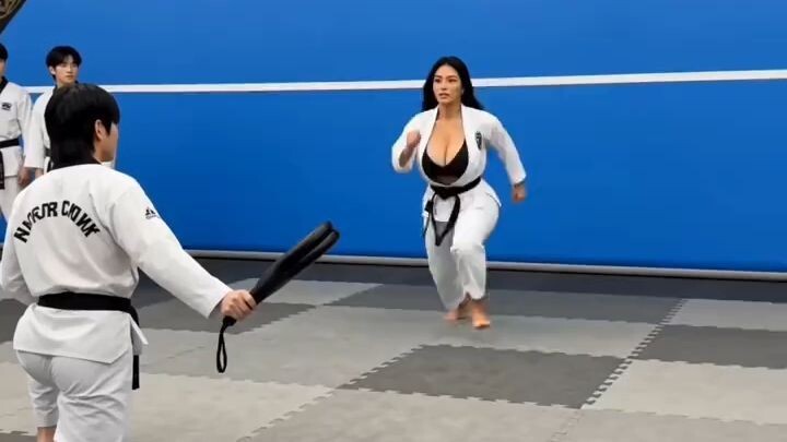 Dia Menendang Tinggi dan Mencuri Perhatian | Karate Girl