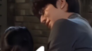 หลินยี่ริเริ่มที่จะช่วยฮ่าวชุนลูบหัวของเขา เขามักจะกังวลเกี่ยวกับการกระแทกของเธอที่คาง ขณะกอดห่าวชุน