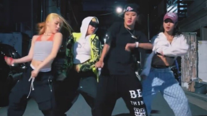 Các cô gái trông thật xinh đẹp khi nhảy điệu Hiphop cơ bản này. Cảm giác thật đẹp trai ~