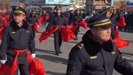 Cán bộ nhà nước xếp thành đội hình xuống phố múa múa mì, chàng trai trẻ vẫn còn hơi gượng đấy!