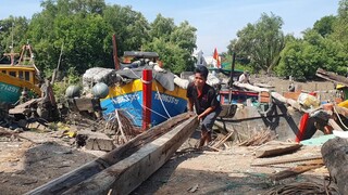 Một ngày thất bại ĂN BỜ NGỦ BỤI của 3 cha con trên ghe | Ngư Dân Miền Tây