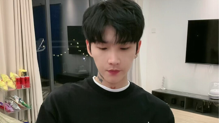 (Valentine’s Day) How a Clingy Guy Gives Gifts to His Girlfriend