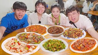 จ่ายไป 200 หยวน ก็ได้กินผัดกวางตุ้งแบบไม่ตั้งใจ เจ้านายเสิร์ฟให้ 7 อย่างรวดเดียว คุ้มสุดๆ!