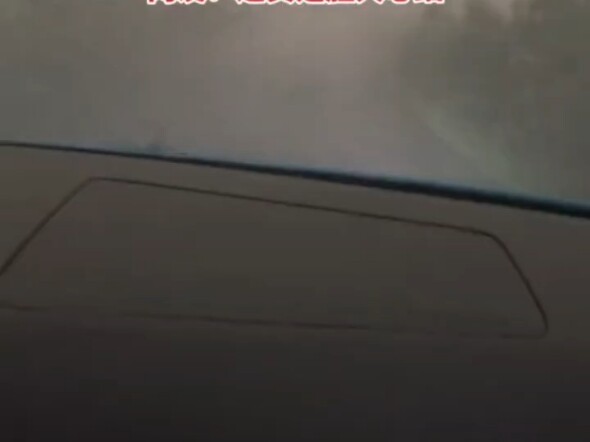 Hai vợ chồng về nhà gặp mưa bão lớn, vợ sợ đến bật khóc, nhưng chồng lại nói không được dừng xe #Dọa