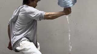 كنت أرغب في حمل دلو الماء بثبات، لكن للأسف يداي لا تقوى على حمل حتى دجاجة صغيرة.