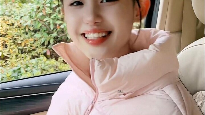 Vậy con gái yêu của mẹ ơi, khi con nhận ra ai đó, con không nhìn vào khuôn mặt họ mà chỉ nhìn vào má