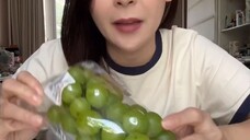 Biasa review buah Sultan , hari ini mau cobain Shine muscat ekonomis harga 30rb an …. Rasanya gimana