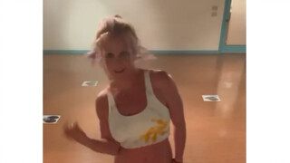 Britney memperbarui Instagramnya dengan menari mengikuti lagu Siwak Face~britneyspears
