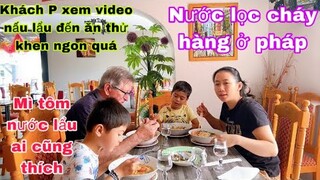 Ăn mì tôm nước lẩu dư khách xem video nấu lẩu đến ăn thử khen ngon/cháy hàng nước lọc/cuộc sống pháp